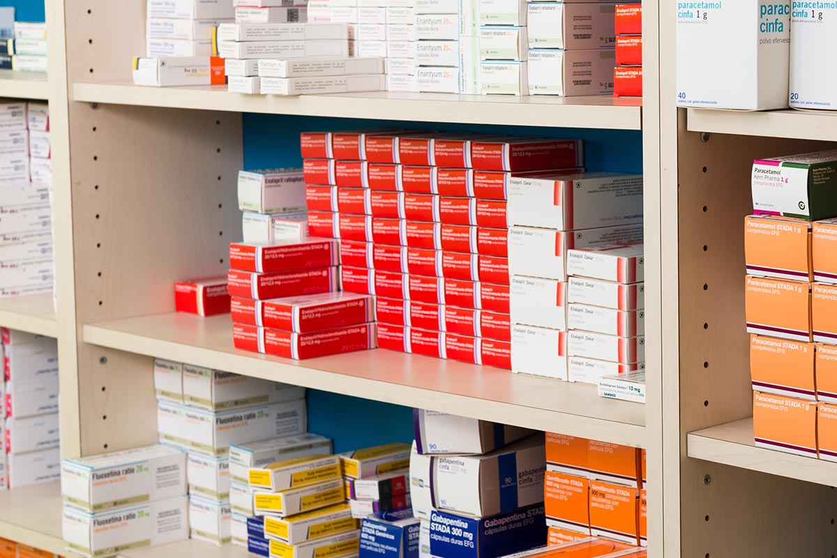Emballages pharmaceutiques sur l'étagère de la pharmacie