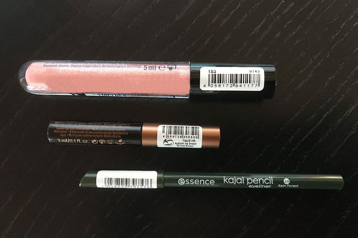 Solutions Pharmaceutiques et Cosmétiques : Étiquetage des crayons cosmétiques et des tubes de rouge à lèvres et de mascara avec des étiquettes à codes-barres.