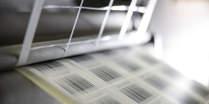 Production d'étiquettes HERMA, étiquettes code-barres, découpe avec extraction de grille