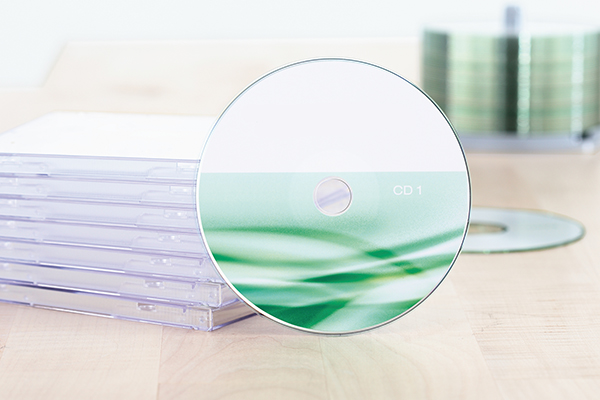 Instructions pour la transmission des données d'impression, CD devant une pile de boîtiers Jewelcase.
