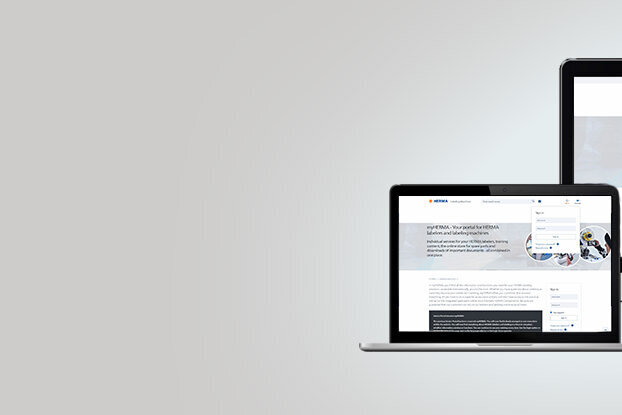 Différents appareils électroniques, y compris un ordinateur de bureau, un ordinateur portable, une tablette et un smartphone, affichent un site web.