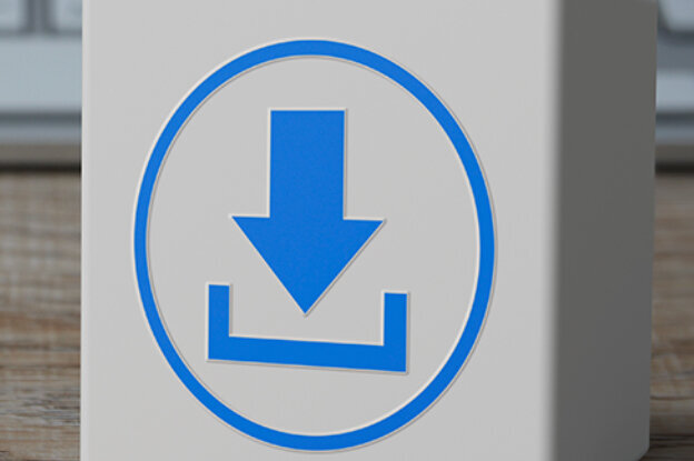 Flèche de téléchargement bleue sur un fond blanc, avec un clavier en arrière-plan flou.